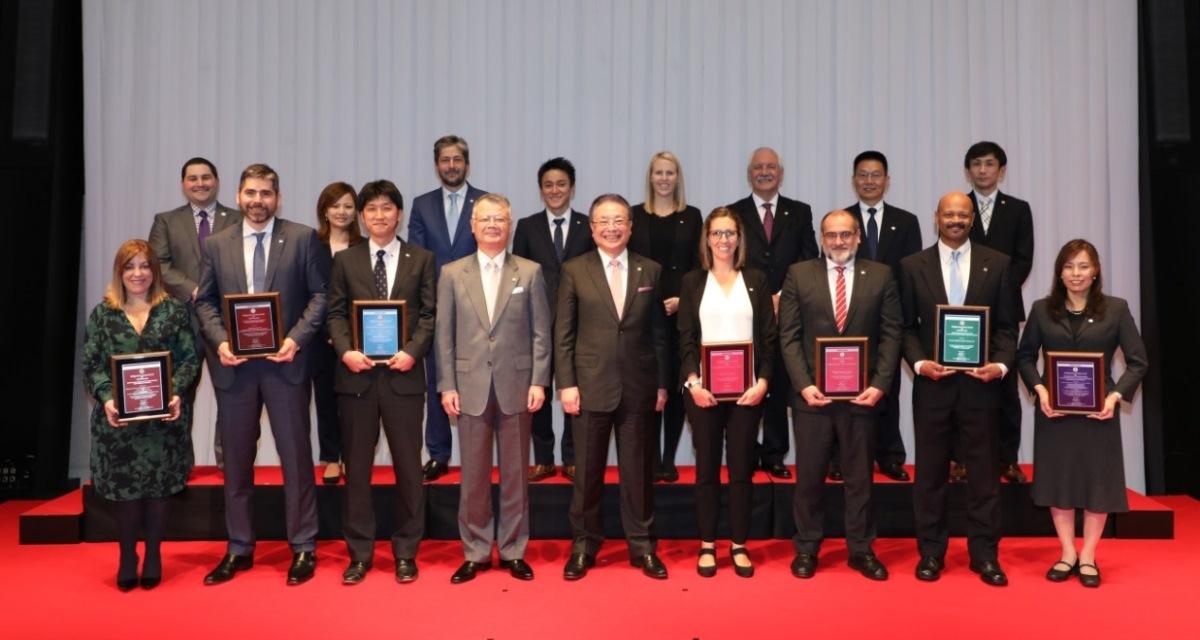 Bridgestone Global CEO and Global COO with the winners of the Bridgestone Group Awards 2017