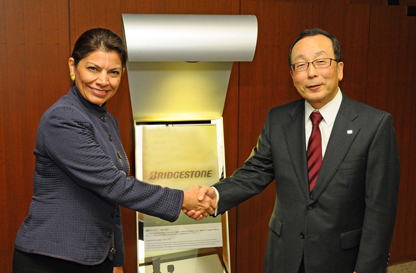 H.E. Mrs. Laura Chinchilla Miranda, President of the Republic of Costa Rica (Left) - Shoshi Arakawa, Chairman of the Board, CEO and President of Bridgestone Corporation (Right)