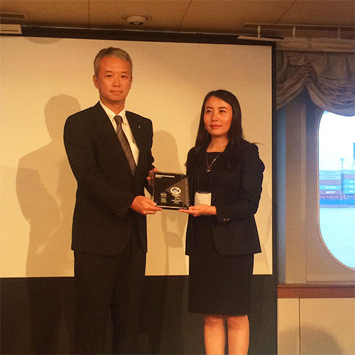  (From right to left) Jewel Shi, Director, Supplier Quality & Development, General Motors International, presents award to Yoshikatsu Shino, Plant Manager, Tosu Plant